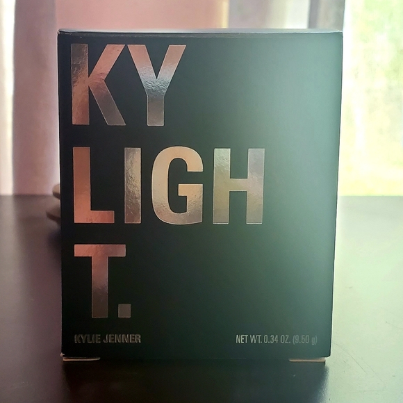 KYLIE JENNER (ICE ME OUT) ILLUMINATING POWDER - Picture 2 of 6